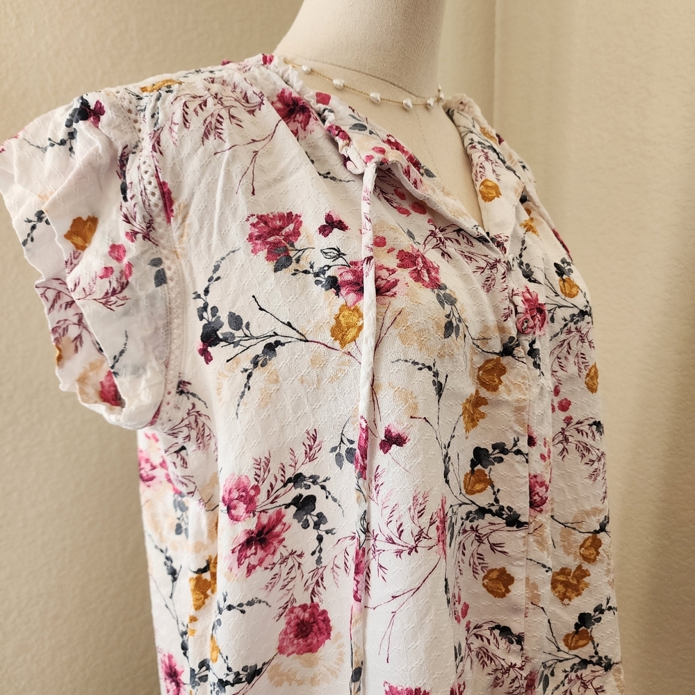 Woven floral flutter sleeve peasant top. Medium - Picture 6 of 12